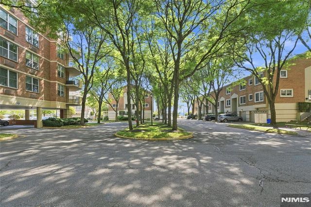 200 Grand Cove Way 4J, Edgewater, NJ 07020