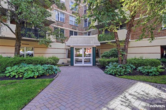 200 Grand Cove Way 4J, Edgewater, NJ 07020