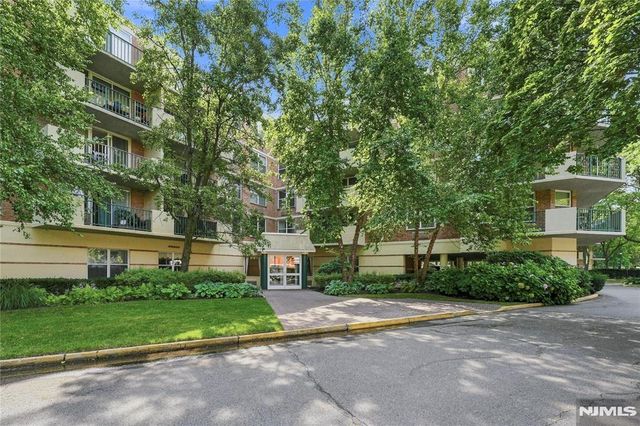 200 Grand Cove Way 4J, Edgewater, NJ 07020