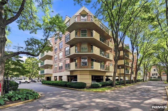 200 Grand Cove Way 4J, Edgewater, NJ 07020