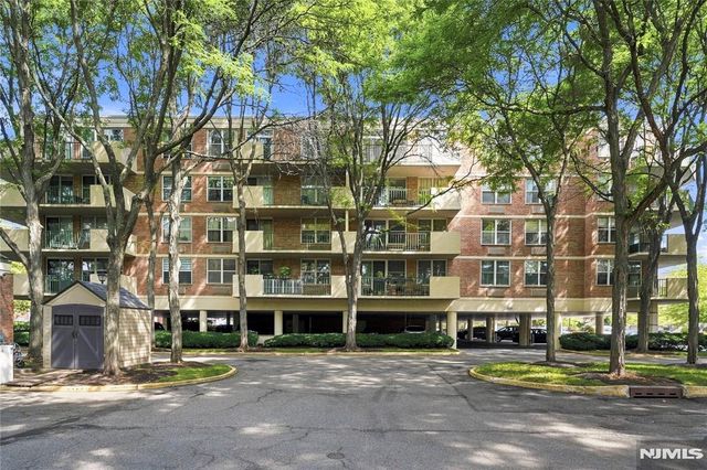 200 Grand Cove Way 4J, Edgewater, NJ 07020