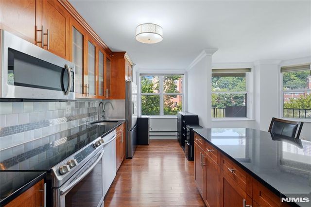 200 Grand Cove Way 4J, Edgewater, NJ 07020