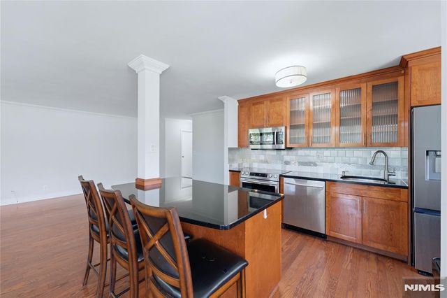 200 Grand Cove Way 4J, Edgewater, NJ 07020