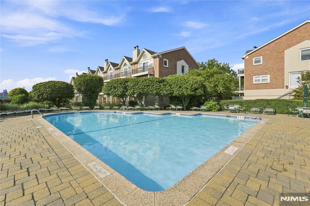 200 Grand Cove Way 4J, Edgewater, NJ 07020