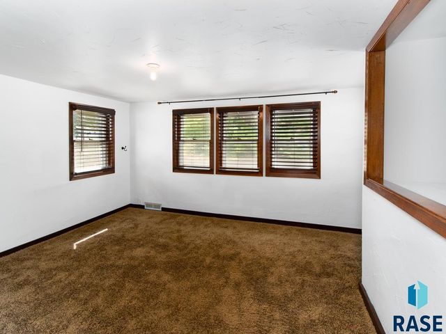 207 E 30th St Street, Sioux Falls, SD 57105