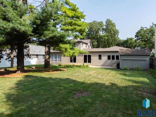 207 E 30th St Street, Sioux Falls, SD 57105