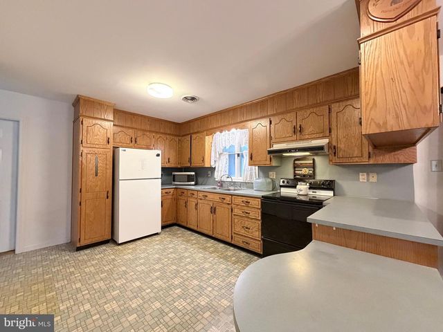 2714 FILLMORE DR, Chambersburg, PA 17201