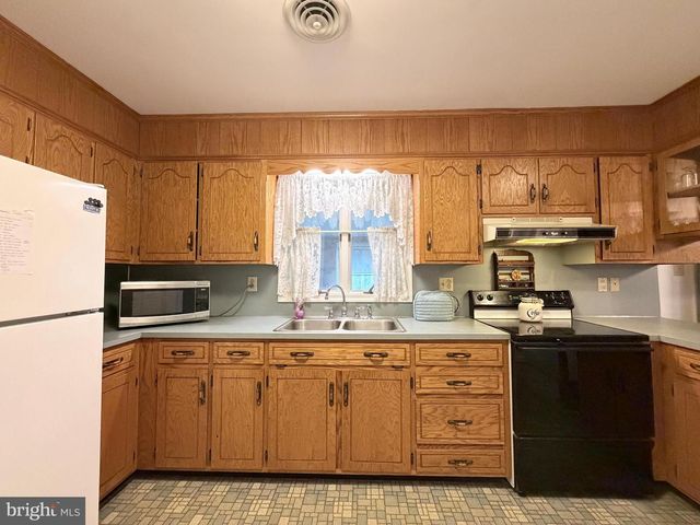2714 FILLMORE DR, Chambersburg, PA 17201