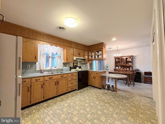 2714 FILLMORE DR, Chambersburg, PA 17201