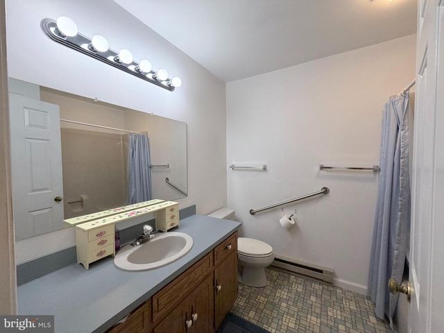 2714 FILLMORE DR, Chambersburg, PA 17201