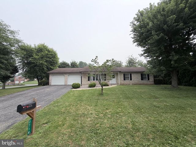 2714 FILLMORE DR, Chambersburg, PA 17201