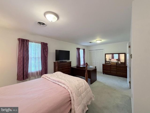 2714 FILLMORE DR, Chambersburg, PA 17201