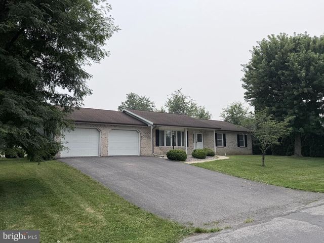 2714 FILLMORE DR, Chambersburg, PA 17201