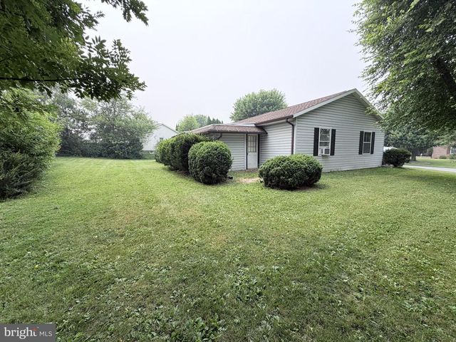 2714 FILLMORE DR, Chambersburg, PA 17201