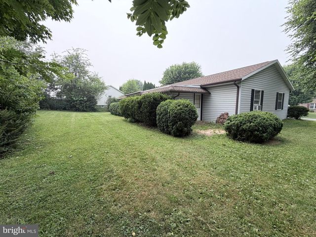 2714 FILLMORE DR, Chambersburg, PA 17201