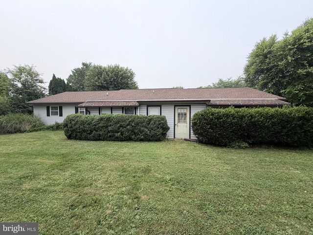 2714 FILLMORE DR, Chambersburg, PA 17201