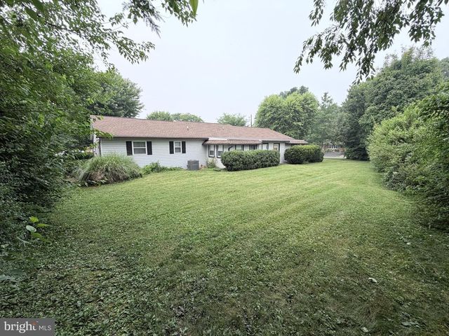 2714 FILLMORE DR, Chambersburg, PA 17201