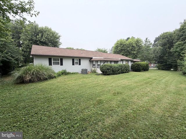 2714 FILLMORE DR, Chambersburg, PA 17201