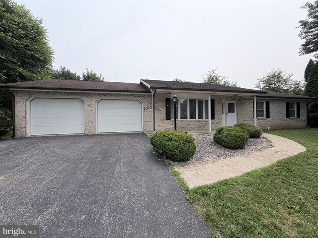 2714 FILLMORE DR, Chambersburg, PA 17201