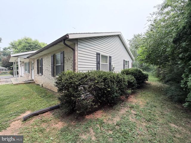 2714 FILLMORE DR, Chambersburg, PA 17201