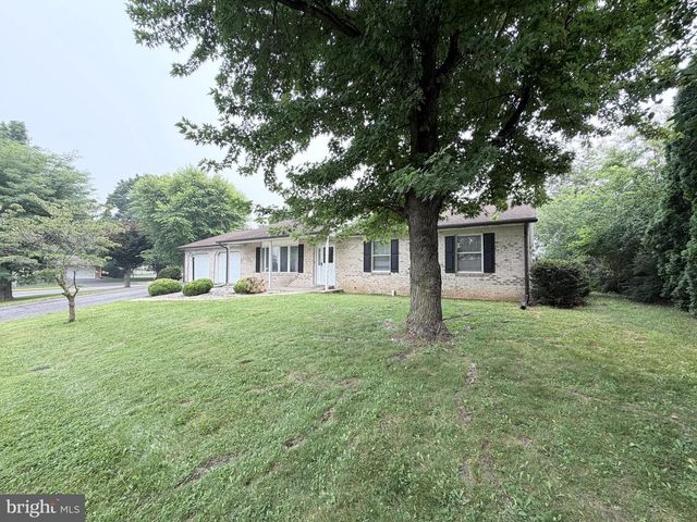 2714 FILLMORE DR, Chambersburg, PA 17201