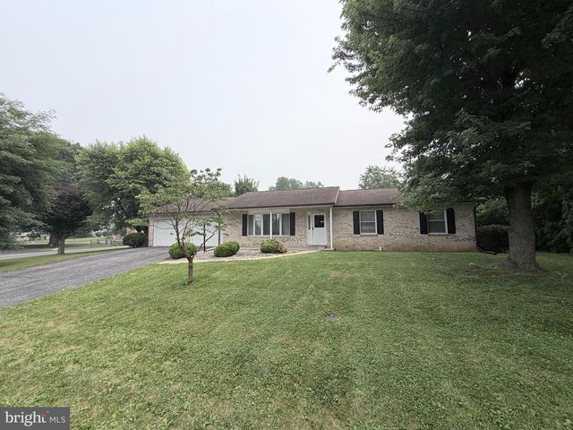 2714 FILLMORE DR, Chambersburg, PA 17201