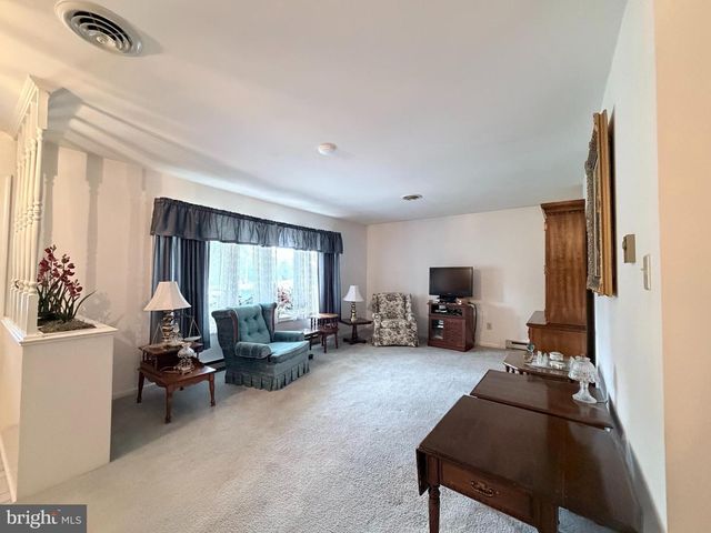 2714 FILLMORE DR, Chambersburg, PA 17201