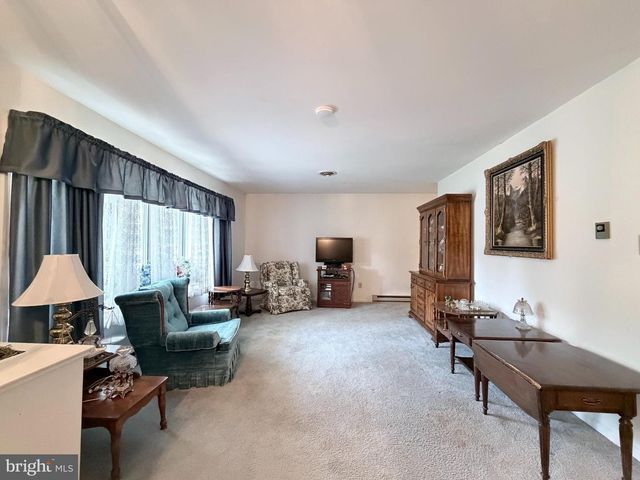 2714 FILLMORE DR, Chambersburg, PA 17201