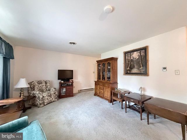 2714 FILLMORE DR, Chambersburg, PA 17201