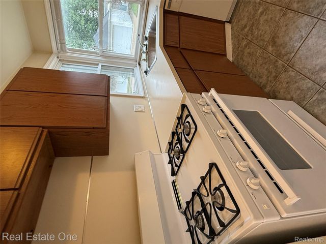 879 Highland Avenue, Lincoln Park, MI 48146