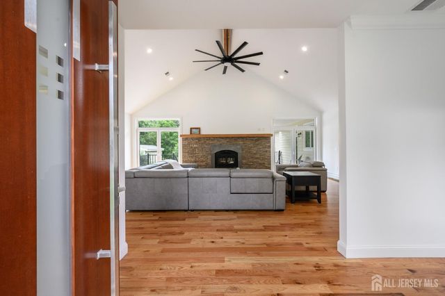 74 Woosamonsa Road, Pennington, NJ 08534
