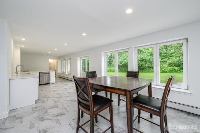 74 Woosamonsa Road, Pennington, NJ 08534