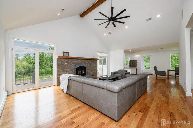 74 Woosamonsa Road, Pennington, NJ 08534