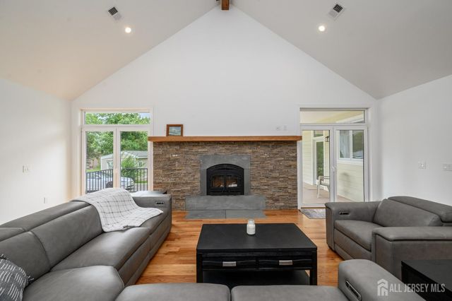 74 Woosamonsa Road, Pennington, NJ 08534