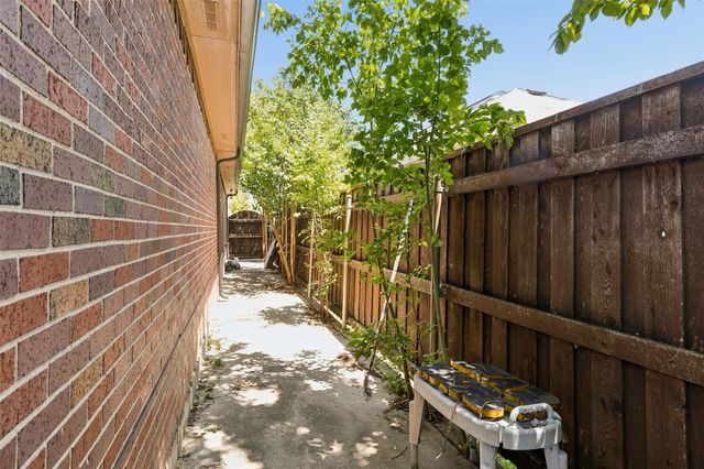922 Bayonne Street, Dallas, TX 75212