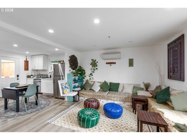 7943 Sw 17TH Ave, Portland, OR 97219