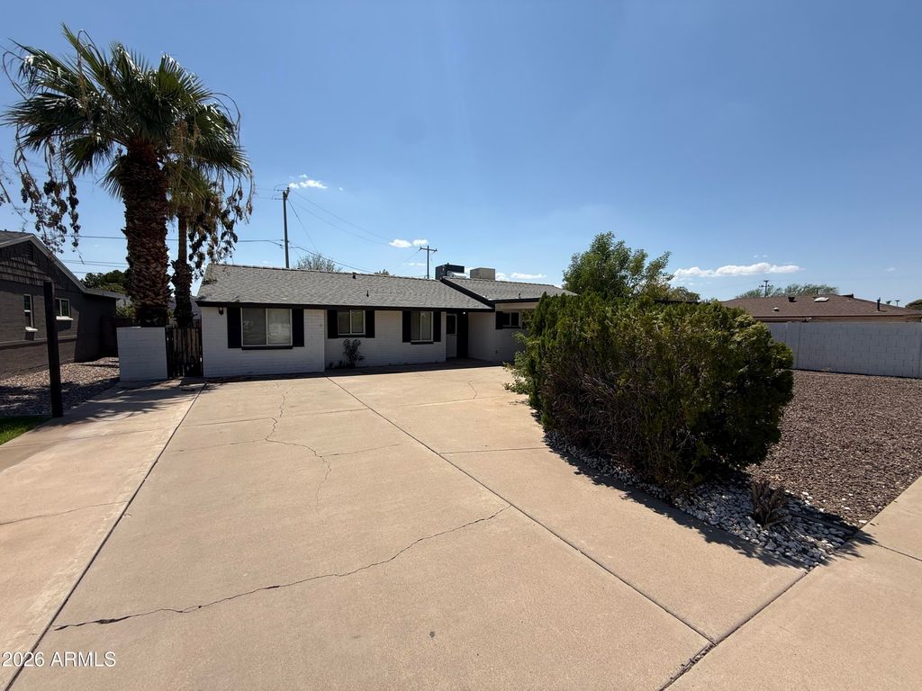 815 E CAVALIER Drive, Phoenix, AZ 85014 — photo 2
