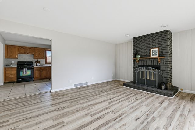 307 33rd Avenue, East Moline, IL 61244