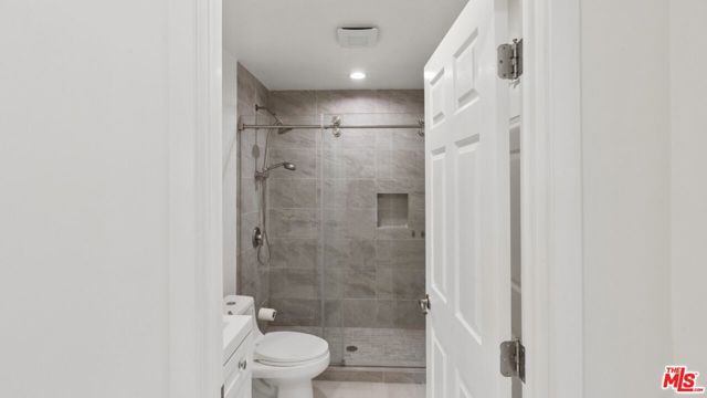 21727 Planewood Drive, Woodland Hills (los Angeles), CA 91364