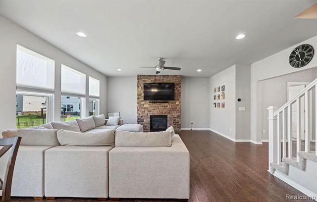 1821 Emerald Lane, Wixom, MI 48393