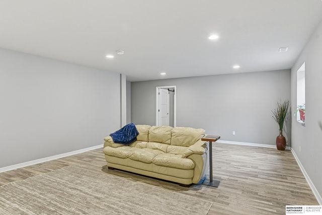 5113 N 180th Avenue, Omaha, NE 68022