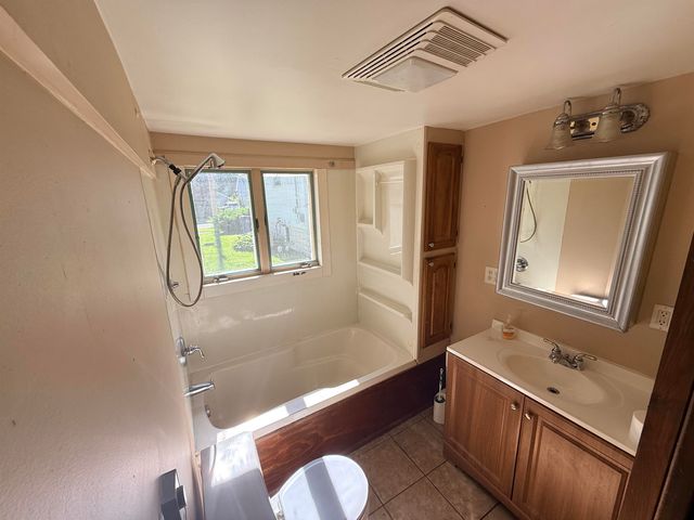 708 Woodside Lane, Bay City, MI 48708