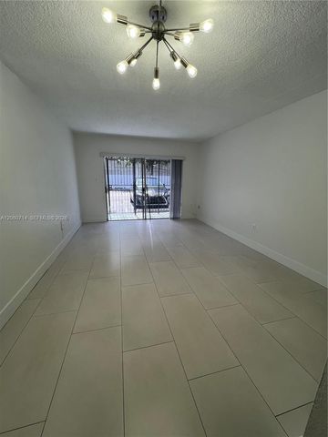 9520 SW 8th Street 118, Miami, FL 33174