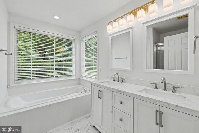 5438 SUMMER LEAF LN, Alexandria, VA 22312