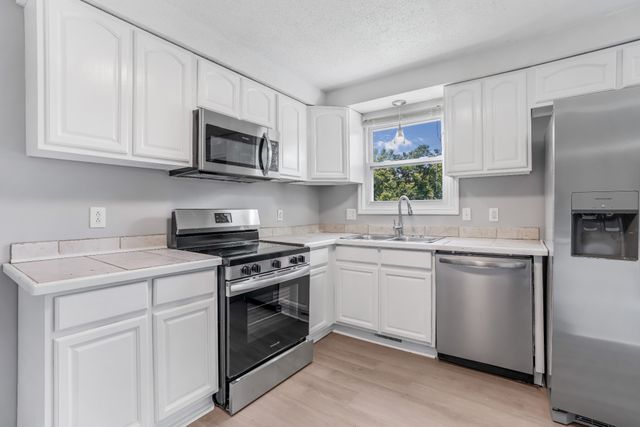 102 Winston Ct, Clarksville, TN 37042