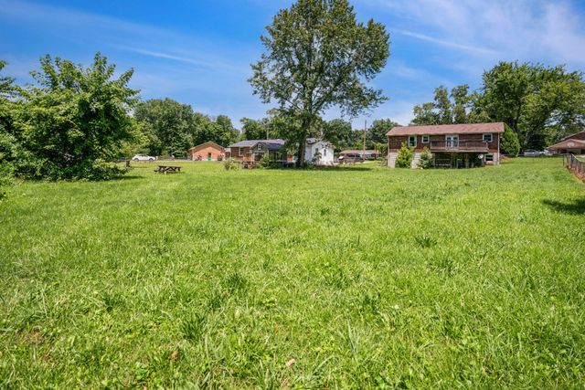 102 Winston Ct, Clarksville, TN 37042