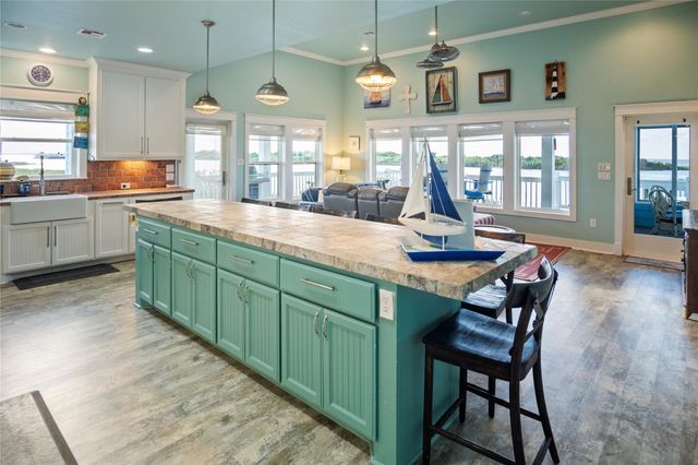 1682 Hamilton Avenue, Gilchrist, TX 77617