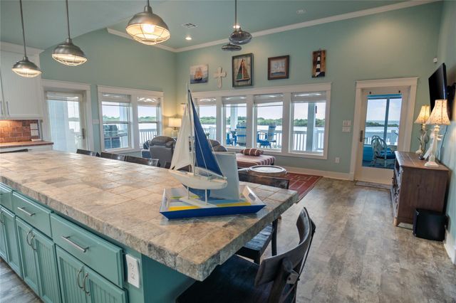 1682 Hamilton Avenue, Gilchrist, TX 77617