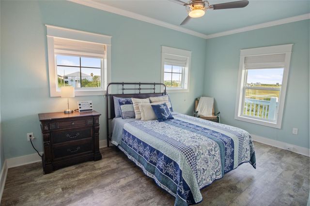 1682 Hamilton Avenue, Gilchrist, TX 77617