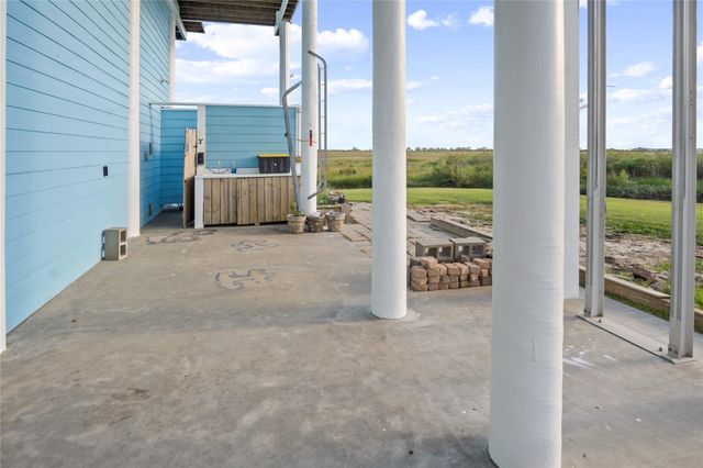 1682 Hamilton Avenue, Gilchrist, TX 77617